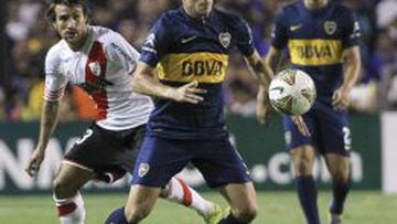 Fernando Gago disputa la pelota con Leonardo Ponzio durante el cl&aacute;sico entre Boca y River. 