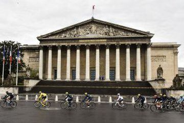Great Britain's Christopher Froome (2nd L), wearing the overall leader's yellow jersey, and Colombia's Nairo Quintana (5th L), wearing the best young's white jersey, ride  past the French National Assembly in Paris  during the 109,5 km twenty-first and last stage of the 102nd edition of the Tour de France cycling race on July 26, 2015, between Sevres and Paris. AFP PHOTO / ERIC FEFERBERG