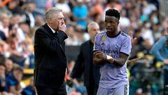 Real Madrid's Italian coach Carlo Ancelotti (L) talks to Real Madrid's Brazilian forward Vinicius Junior during the Spanish league football match between Valencia CF and Real Madrid CF at the Mestalla stadium in Valencia on May 21, 2023. (Photo by JOSE JORDAN / AFP)