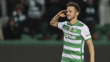 Lisbon (Portugal), 03/04/2022.- Sporting player Pablo Sarabia celebrates after scoring by penalty against Pacos de Ferreira during the Portuguese First League soccer match held at Alavalade XXI Stadium, Lisbon, 03 April 2022. (Lisboa) EFE/EPA/MIGUEL A. LO
