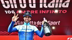 El ciclista australiano Michael Matthews del equipo Team Jayco Alula en el podio tras ganar la tercera etapa de la carrera ciclista Giro d'Italia 2023 en 213 km de Vasto a Melfi.
