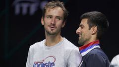 El tenista ruso Daniil Medvedev y el serbio Novak Djokovic hablar durante un entrenamiento de las finales de Copa Davis 2021 en el Madrid Arena.                          