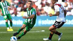 Real Betis' Sergio Canales (L) vies for the ball with River Plate's Enzo Perez (R) during a friendly football match at the Malvinas Argentinas stadium in Mendoza, Argentina, on November 13, 2022. (Photo by Andres Larrovere / AFP)