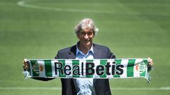 Real Betis&#039; Chilean coach Manuel Pellegrini poses at the Benito Villamarin stadium, during his presentation as new coach, in Seville on July 13, 2020. (Photo by CRISTINA QUICLER / AFP)