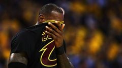 OAKLAND, CA - JUNE 04: LeBron James #23 of the Cleveland Cavaliers reacts against the Golden State Warriors during the second half of Game 2 of the 2017 NBA Finals at ORACLE Arena on June 4, 2017 in Oakland, California. NOTE TO USER: User expressly acknowledges and agrees that, by downloading and or using this photograph, User is consenting to the terms and conditions of the Getty Images License Agreement.   Ezra Shaw/Getty Images/AFP == FOR NEWSPAPERS, INTERNET, TELCOS &amp; TELEVISION USE ONLY ==