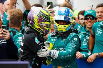 Fernando Alonso celebró su segunda plaza en el podio del Gran Premio de Canadá con todo el equipo de Aston Martin, después de una dura batalla con Lewis Hamilton en la que salió ganador.