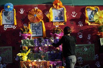 Familiares y vecinos colocan una ofrenda por el Día de Muertos hoy, miércoles 1 de noviembre de 2017, en el multifamiliar de Tlalpan, en Ciudad de México, (México), donde fallecieron nueve personas por el sismo de magnitud 7.1 del pasado 19 de septiembre que dejó un total de 369 decesos en el centro y sur del país. EFE/José Méndez