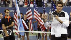 El tenista argentino Juan Martin del Potro posa con el trofeo de campe&oacute;n del US Open 2009 tras ganar en la final al suizo Roger Federer.