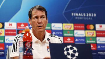HANDOUT - 18 August 2020, Portugal, Lisbon: Olympique Lyonnais Head Coach Rudi Garcia speaks to the media during a press conference at Estadio do Sport Lisboa e Benfica, ahead of Wednesday&#039;s UEFA Champions League Semi Final soccer match against Bayer