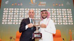El expresidente de la RFEF, junto al presidente del Deporte de Arabía Saudí, Abdulaziz bin Turki Al-Faisal, durante la presentación de la Supercopa de España.