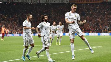 TOPSHOT - Real Madrid&#039;s German midfielder Toni Kroos (R) celebrates after scoring a goal during the UEFA Champions League group A football match between Galatasaray and Real Madrid on October 22, 2019 at the Ali Sami Yen Spor Kompleksi in Istanbul. (