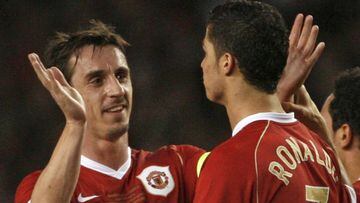 Cristiano celebra un gol con Gary Neville en el Manchester United. 