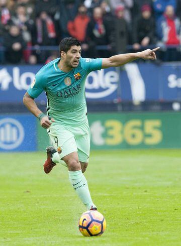 Luis Suarez in action against Osasuna.