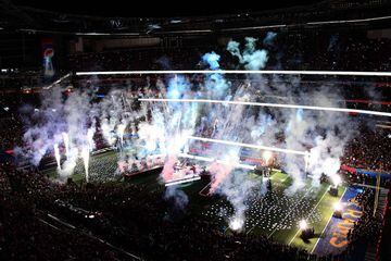 Los fuegos artificiales no podían faltar y al terminar el Halftime Show se hicieron presentes en todo el estadio.