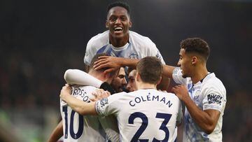Yerry Mina celebra los goles de Everton