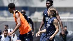 Los Angeles (United States), 20/07/2023.- Luka Modric (R) trains with Real Madrid CF teammates in Los Angeles, California, USA, 20 July 2023. Real Madrid are in the US for their 2023 tour which will start with a match against AC Milan on 24 July in Loas Angeles. EFE/EPA/ETIENNE LAURENT
