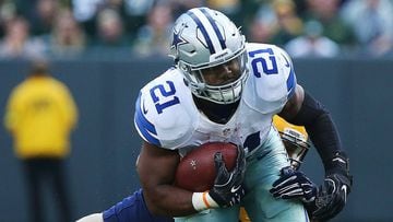 GREEN BAY, WI - OCTOBER 16: Ezekiel Elliott #21 of the Dallas Cowboys runs the ball against the Green Bay Packers during the second quarter at Lambeau Field on October 16, 2016 in Green Bay, Wisconsin.   Dylan Buell/Getty Images/AFP == FOR NEWSPAPERS, INTERNET, TELCOS &amp; TELEVISION USE ONLY ==