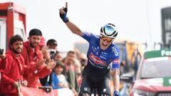 El ciclista australiano Jay Vine celebra su victoria de etapa en la cima del Colláu Fancuaya en la Vuelta a España 2022.