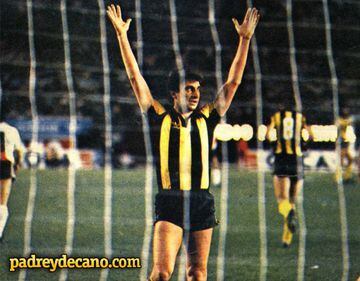 Es uno de los máximos ídolos históricos de Peñarol, club donde obtuvo nueve títulos como jugador. En el 2000 no tuvo un buen paso como entrenador de Colo Colo.
