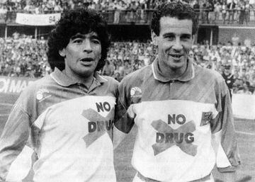 Maradona y Julio Alberto, en un partido contra la droga