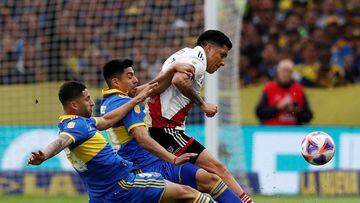 Soccer Football - Argentine Primera Division - Boca Juniors v River Plate - La Bombonera, Buenos Aires, Argentina - September 11, 2022  Boca Juniors' Alan Varela and Martin Payero in action with River Plate's Enzo Perez REUTERS/Agustin Marcarian     TPX IMAGES OF THE DAY