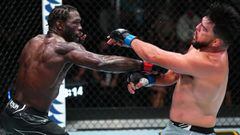 Jared Cannonier golpea a Kelvin Gastelum durante el UFC Las Vegas 34.