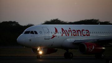 FILE PHOTO: An Avianca Airlines plane prepares to take off at the San Oscar Arnulfo Romero International Airport in San Luis Talpa, El Salvador, February 8, 2022. REUTERS/Jose Cabezas/File Photo