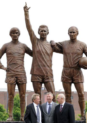 El corazón del Manchester United campeón de 1968 estaba formada por la llamada 'Santísima Trinidad'. La delantera formada por Best, Law y Bobby Charlton. Tres jugadores  que se convirtieron en leyendas, ganadores del premio a mejor jugador del año: George Best (1968), Denis Law (1964) y Bobby Charlton (1966).