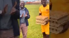 ¡Vaya regalo! Al MVP de la Primera División de Zambia le entregan cartones de huevos