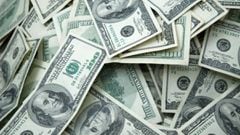 La representante Ilhan Omar ha compartido una propuesta para enviar cheques de estímulo mensuales de $1,200 dólares. Aquí los detalles.