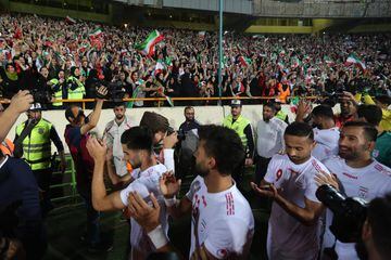 Los jugadores iraníes se acercaron a la grada femenina para agradecer el apoya de las seguidoras que pudieron entrar a un estadio de fútbol por primera vez.