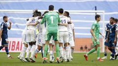 Los blancos celebran el título de Liga tras ganar 4-0 al Espanyol. 