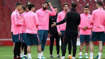 LONDON, ENGLAND - APRIL 25:  Diego Costa and teammates listen to manager Diego Simione during an Atletico Madrid training session ahead of there Europa League semi-final first-leg match against Arsenal at Emirates Stadium on April 25, 2018 in London, England.  (Photo by Bryn Lennon/Getty Images)