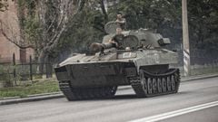 KRAMATORSK, UKRAINE - JULY 17: Ukrainian servicemen drive a tank as Russia-Ukraine war continues in Kramatorsk, Donetsk Oblast, Ukraine on July 17, 2022. (Photo by Metin Aktas/Anadolu Agency via Getty Images)