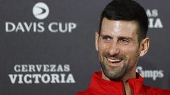 El número uno del tenis mundial, Novak Djokovic, durante la rueda de prensa ofrecida este miércoles en Málada con el equipo de Serbia.