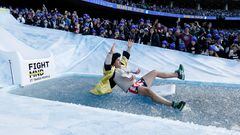 Justin Langer se tira por el tobogán de agua helada