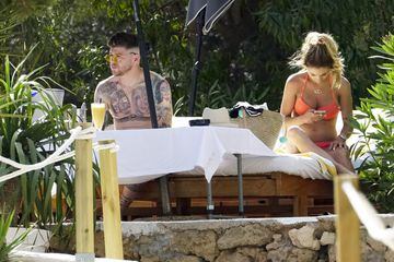 El futbolista del Liverpool ha aprovechado las vacaciones de verano para hacer una escapada junto a su familia en Ibiza.
