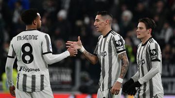 Juventus' Argentinian forward Angel Di Maria (C) celebrates with Juventus' US midfielder Weston McKennie (L) after scoring a penalty kick for his team's first goal  during the Italian Serie A football match between Juventus and Atalanta at the Juventus Stadium in Turin, on January 22, 2023. (Photo by Isabella BONOTTO / AFP)