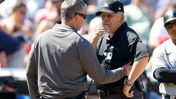 Wednesday’s game had to be paused momentarily, after what was almost a terrible moment. Fortunately, the umpire came out relatively unscathed.