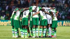Nigeria&#039;s players huddle prior to the  Group D Africa Cup of Nations (AFCON) 2021 football match between Guinea-Bissau and Nigeria at Stade Roumde Adjia in Garoua on January 19, 2022. (Photo by Daniel BELOUMOU OLOMO / AFP)