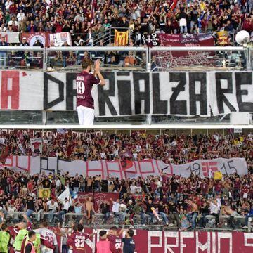 Dos imágenes de la afición del Livorno con diferentes elementos: banderas de acción antifascista, efigie del 'Che', una estelada...
