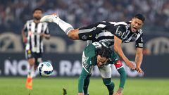 BELO HORIZONTE, BRAZIL - AUGUST 03: Hulk of Atletico-MG falls down as he battles for possession with Gustavo Gómez of Palmeiras during a Copa CONMEBOL Libertadores 2022 first-leg quarter final match between Atletico Mineiro and Palmeiras at Mineirao Stadium on August 03, 2022 in Belo Horizonte, Brazil. (Photo by Buda Mendes/Getty Images)