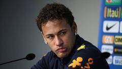 LILLE, FRANCE - NOVEMBER 10: Neymar Jr of Brazil answers to the media during a press conference following the international friendly match between Japan and Brazil at Stade Pierre Mauroy on November 10, 2017 in Lille, France. (Photo by Jean Catuffe/Getty 