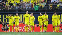Villarreal's players react after scoring a goal that was annulled by a VAR decision during the Spanish league football match between Villarreal CF and Cadiz CF at La Ceramica stadium in Vila-real on May 24, 2023. (Photo by Jose Jordan / AFP)