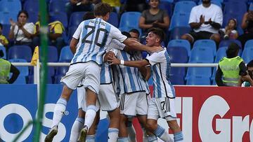 Argentina's players celebrate Gino Infantino's goal against Peru during their South American U-20 first round football match at the Pascual Guerrero stadium in Cali, Colombia, on January 25, 2023. (Photo by JOAQUIN SARMIENTO / AFP)