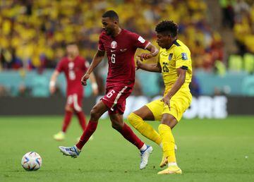 Abdulaziz Hatem de Qatar controla el balón presionado por  Kevin Rodríguez de Ecuador durante la Copa Mundial de la FIFA Qatar 2022.
