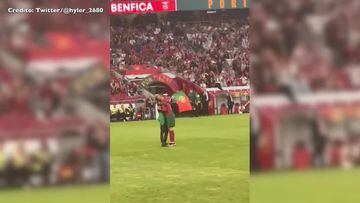 El inesperado gesto de Cristiano Ronaldo con un espontáneo que se volvió viral