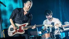 11/10/2012: Thom Yorke y Jonny Greenwood en una actuaci&oacute;n de Radiohead en Par&iacute;s.  (Photo by David Wolff - Patrick/WireImage)