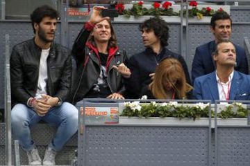 Atlético de Madrid players Filipe Luis and Tiago Mendes in the crowd watching Kyrgios and Nadal scrap it out at the Caja Mágica. 