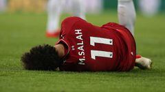 FMA0001. Newcastle (United Kingdom), 04/05/2019.- Liverpool&#039;s Mo Salah lies on the pitch after colliding with Newcastle United goalkeeper Martin Dubravka (not seen) during the English Premier League soccer match between Newcastle United and Liverpool